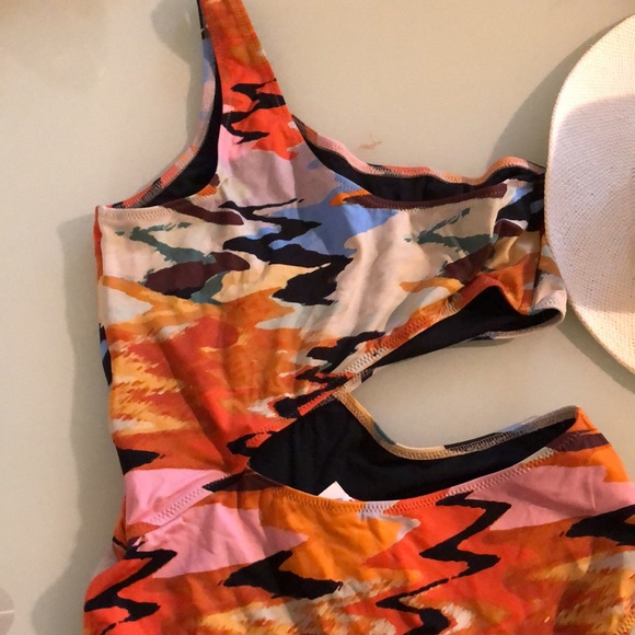 solid & striped Claudia Printed Asymmetric suit - Picture 5 of 15